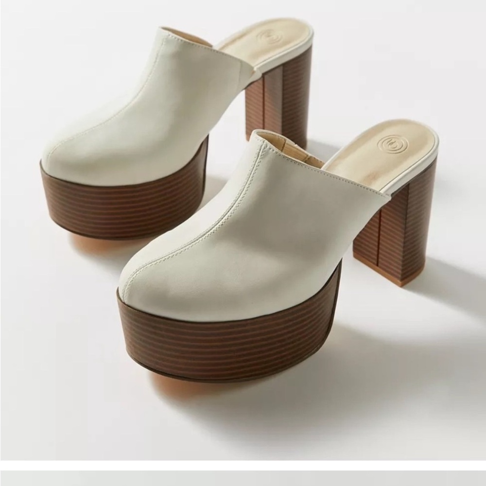 Urban Outfitters Ellie Platform Clog Mules in size 9 Cream Platform Mules